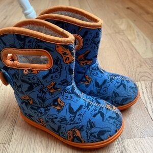 Bogs winter boots. Toddler 9. Blue Dino pattern.